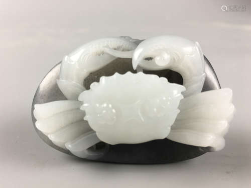 A HETIAN JADE CRAB SHAPED PENDANT