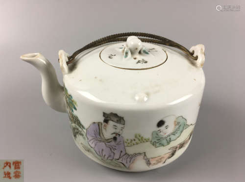 A QIANJIANGCAI FIGURE PATTERN TEA POT