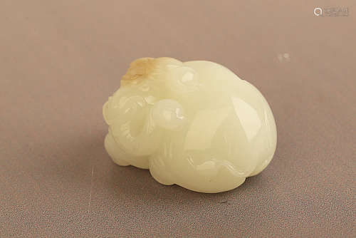 17-19TH CENTURY, A CARVED HETIAN JADE LIE DOWN ELEPHENT, QING DYNASTY