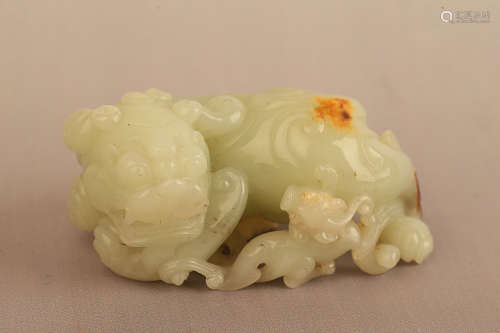 17-19TH CENTURY, A CARVED HETIAN JADE AUSPICIOUS ANIMAL ORNAMENT, QING DYNASTY