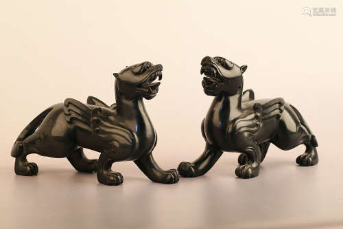 A PAIR OF BLACK FEATHER BEAST CARVED JADE ORNAMENTS