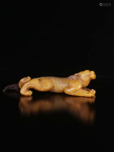 17-19TH CENTURY, AN AUSPICIOUS ANIMAL DESIGN FIELD YELLOW STONE PENHOLDER, QING DYNASTY