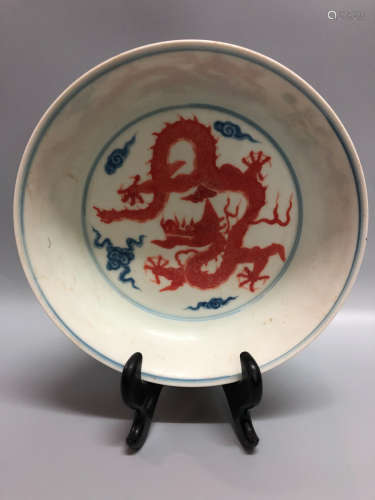 A BLUE&WHIET IRON RED GLAZE DRAGON DESIGN PLATE, MING DYNASTY