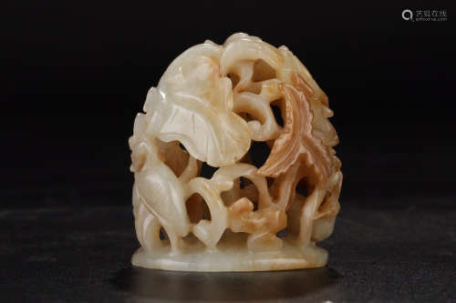 17-19TH CENTURY, A HE TIAN JADE ORNAMENT, QING DYNASTY