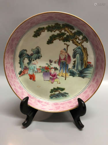 A FAMIlLE-ROSE STORY DESIGN PLATE , QING DYNASTY