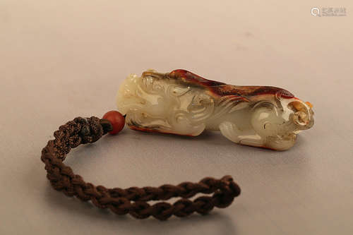 17-19TH CENTURY, ABEAST DESIGN HETIAN JADE HAND PIECE, QING DYNASTY