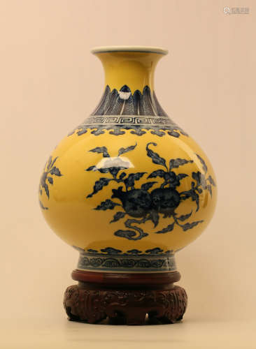 17-19TH CENTURY, A BLUE&WHITE OKHO SPRING BOTTLE, QING DYNASTY