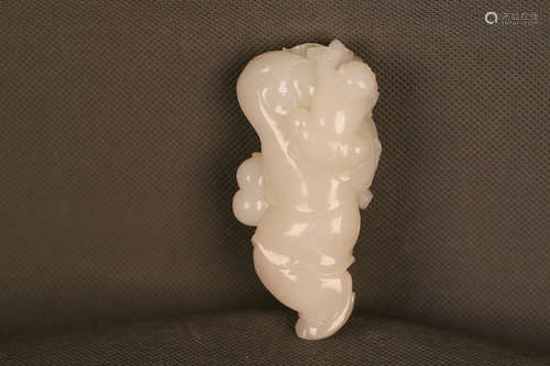 17-19TH CENTURY, A LUCKY BOY DESIGN HETIAN JADE HAND PIECE, QING DYNASTY