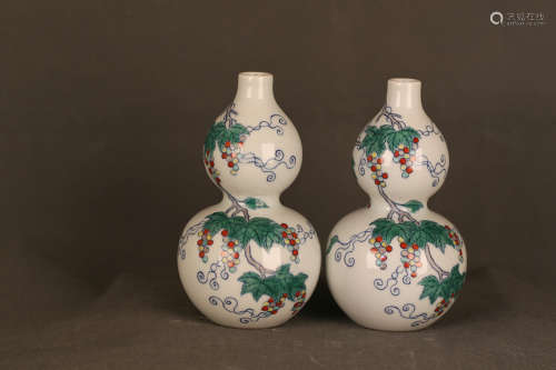 17-19TH CENTURY, A PAIR OF GRAPE PARTTEN GOURD DESIGN VASES, QING DYNASTY