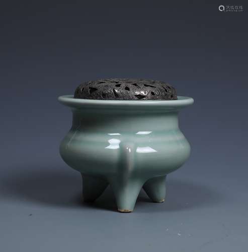 A RARE CELDON GLAZED TRIPOD CENSER WITH CARVED SILVER