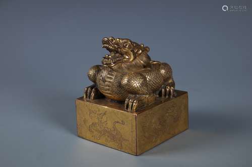 A LARGE GILT BRONZE MYTHICAL BEAST SEAL