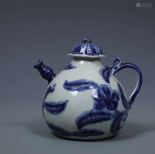 A CHINESE BLUE & WHITE PORCELAIN TEAPOT