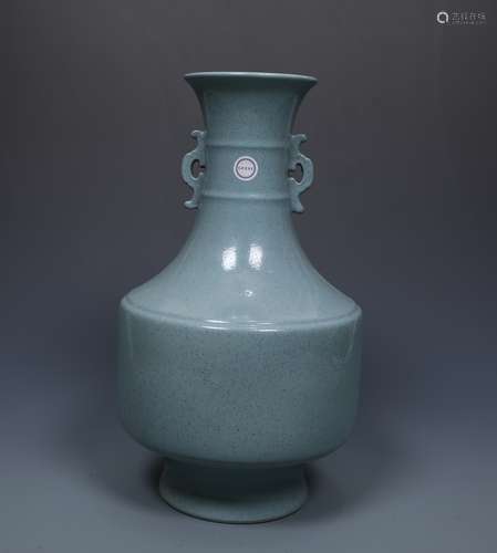 A MAGNIFICENT BLUE-GLAZED VASE