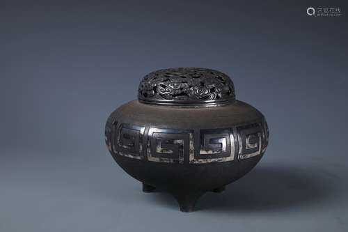 A CHINESE STERLING INCENSE BURNER AND CLOUD-DECORATED