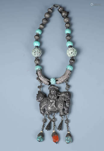 A SILVER AND CARVED TURQUOISE BEADS NECKLACE WITH QILIN