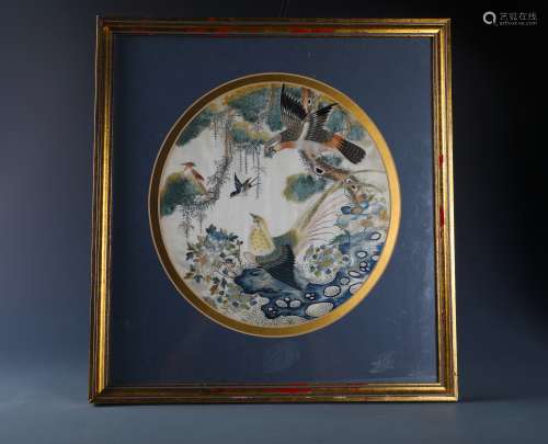 A FRAMED  CHINESE SILK EMBROIDERY MULTI-COLOR BIRDS