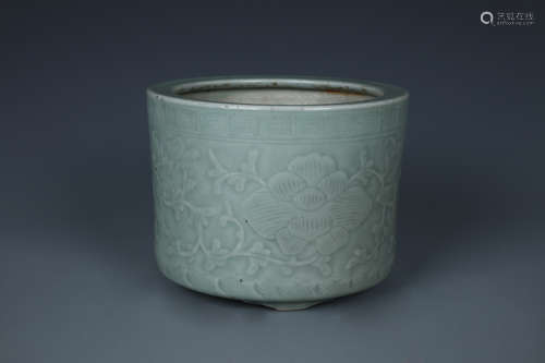 A CHINESE LONG QUAN CELADON GLAZED PORCELAIN CACHE-POT