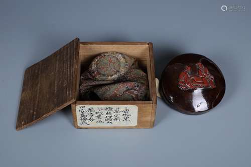 A FINE RED LACQUER SCHOLARS CIRCULAR BOX WITH WOOD BOX