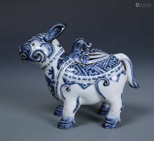 A RARE BLUE AND WHITE TAPIR-FORM VESSEL, ZUN