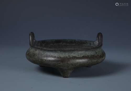 A CHINESE BRONZE  TRIPOD CENSER WITH FOUR CHARACTER