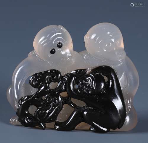 A SUPERB CHINESE CARVED SILHOUETTE AGATE 'MONKEY'