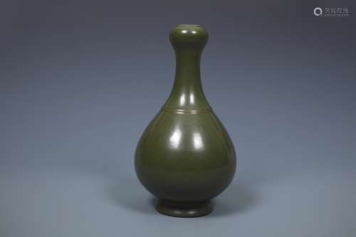 A TEA-DUST-GLAZED BOTTLE VASE