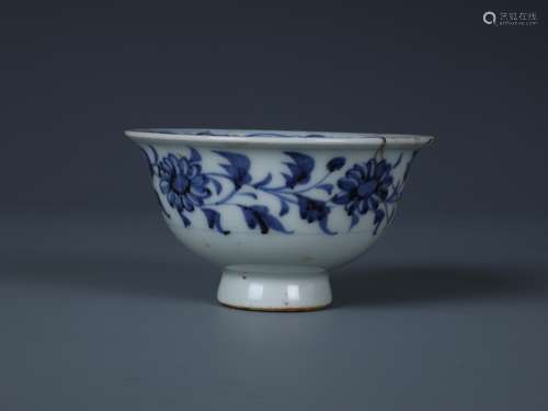 A SMALL CHINESE BLUE AND WHITE PORCELAIN 'FISH' BOWL