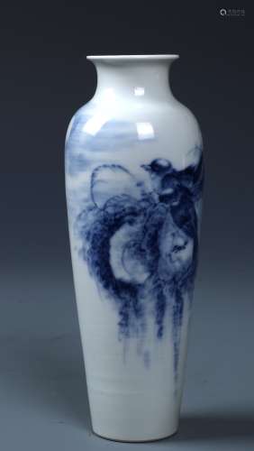 A SMALL CHINESE BLUE AND WHITE PORCELAIN 'BIRD' VASE