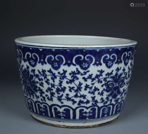 A FINE CHINESE BLUE AND WHITE CACHE POT WITH BAND OF