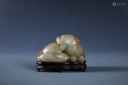 A FINELY CARVED CHINESE JADE FIGURE OF LAYING MYTHICAL