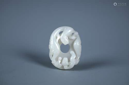 A CHINESE WHITE JADE TWIN DRAGON PENDANT