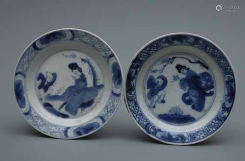 A PAIR OF CHINESE BULE & WHITE DISHES