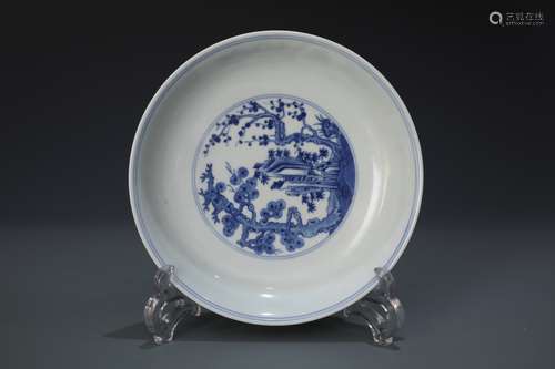 A FINE CHINESE BLUE AND WHITE  PORCELAIN DISH