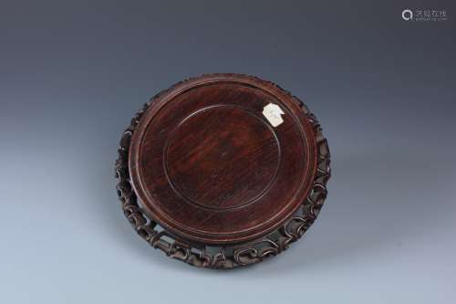 A FINELY CARVED CHINESE ROSEWOOD STAND