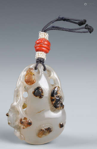 A CARVED CHINESE GOURD SHAPED OPENWORK  AGATE PENDENT