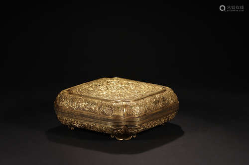 17-19TH CENTURY, A FLORAL PATTERN GILT BRONZE BOX, QING DYNASTY