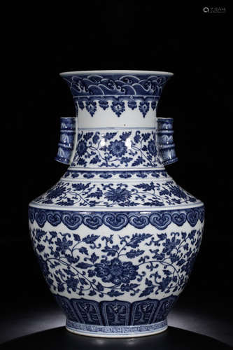 17-19TH CENTURY, A FLORAL PATTERN DOUBLE-EAR PORCELAIN VASE, QING DYNASTY