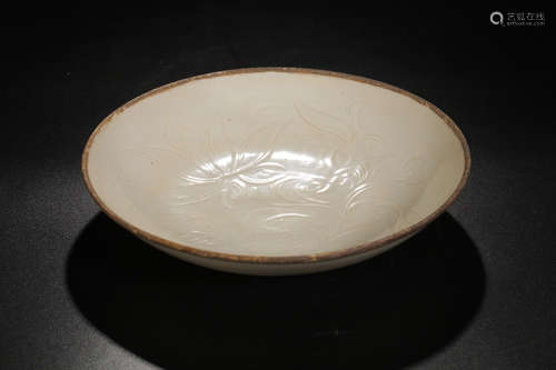 10-12TH CENTURY, A FLORAL PATTERN PROCELAIN PLATE, SONG DYNASTY