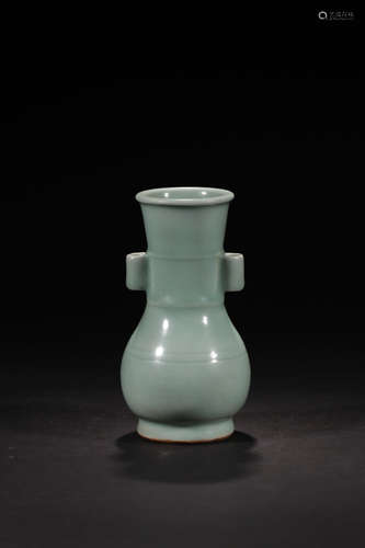 17-19TH CENTURY, A DOUBLE-EAR PORCELAIN BOTTLE, QING DYNASTY