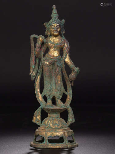 7-9TH CENTURY, A GUAN YIN DESIGN GILT BRONZE ORNAMENT, TANG DYNASTY