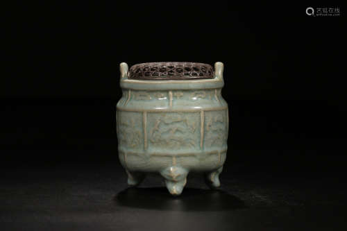 14-16TH CENTURY, A FLORAL PATTERN PORCELAIN CENSER, MING DYNASTY