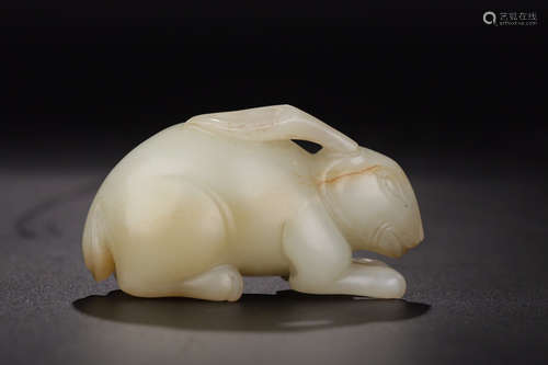 17-19TH CENTURY, A RABBIT DESIGN HE TIAN JADE ORNAMENT, QING DYNASTY