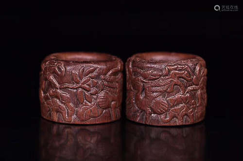 18-19TH CENTURY, A PAIR OF FLORIAL DESIGN AGILAWOOD THUMB RING, LATE QING DYNASTY