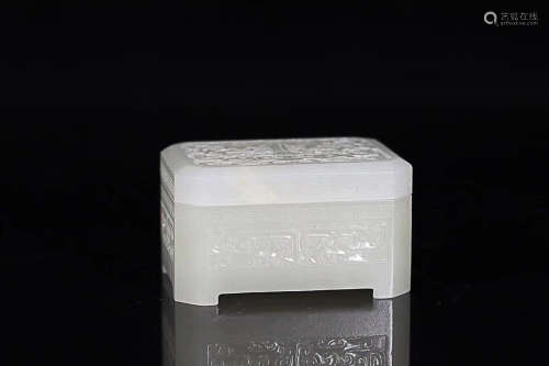 17-19TH CENTURY, A FLORIAL DESIGN HETIAN JADE CONTAINER, QING DYNASTY