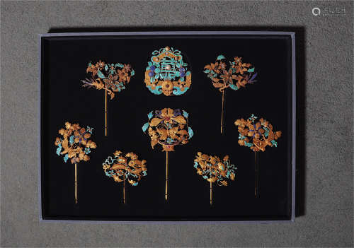 A SET OF EIGHT CHINESE KINGFISHER FEATHER PURE GOLD HAIR PINS