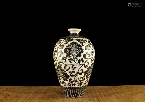 Chinese Cizhou Ware porcelain jar.