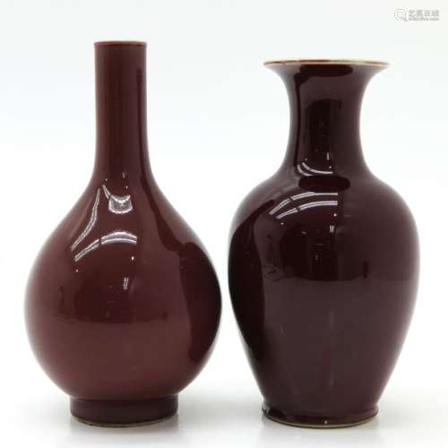 A Lot of 2 Monochrome Vases