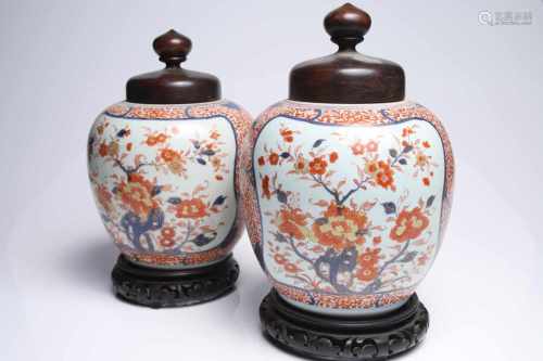 2 Chinese Imari VasesPorcelainChina 19th ctH: 35 cmSet of two Chinese Imari vases with wooden