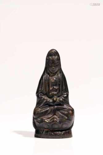 GuanyinBronzeChina19th ctH: 10 cmA simply designed sitting Guanyin statue on lotus base clothed in