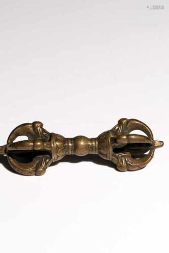 VajraBronzeTibet17th ctL: 9,5Four-pronged vajra with knob center and ornate band finely cast in